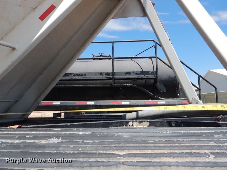 image for item HC9077 1983 Fruehauf HAB-FT-U pneumatic dry bulk trailer