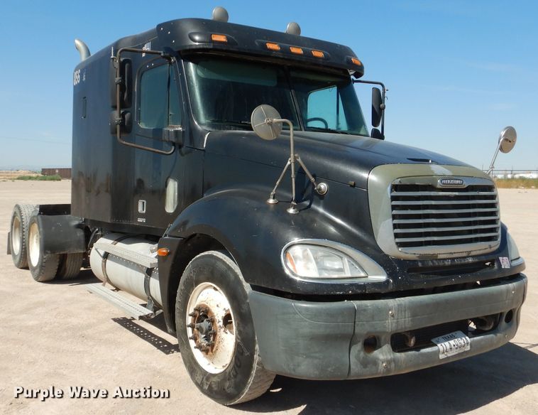 image for item HC9080 2006 Freightliner Columbia 120  semi truck