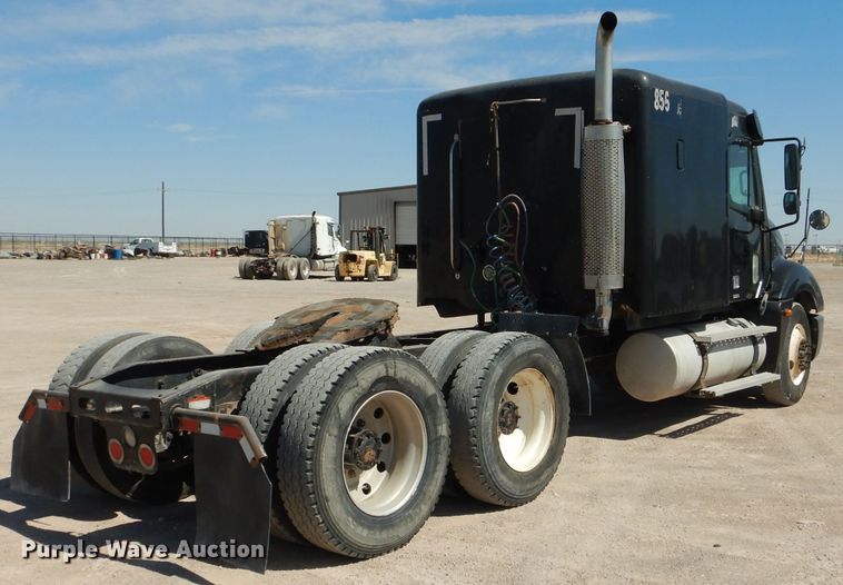 image for item HC9080 2006 Freightliner Columbia 120  semi truck