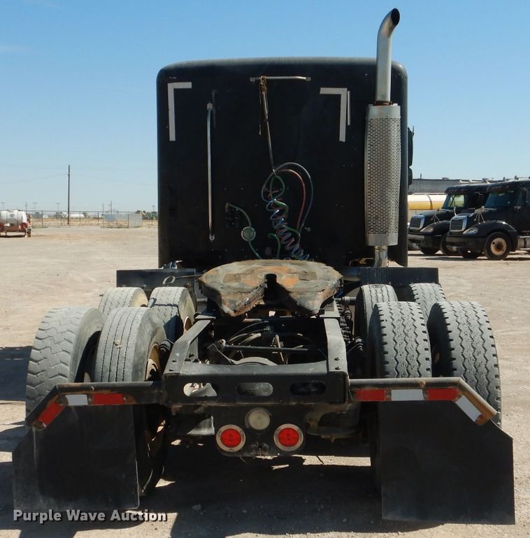 image for item HC9080 2006 Freightliner Columbia 120  semi truck