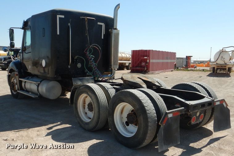 image for item HC9080 2006 Freightliner Columbia 120  semi truck