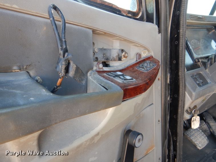 image for item HC9080 2006 Freightliner Columbia 120  semi truck