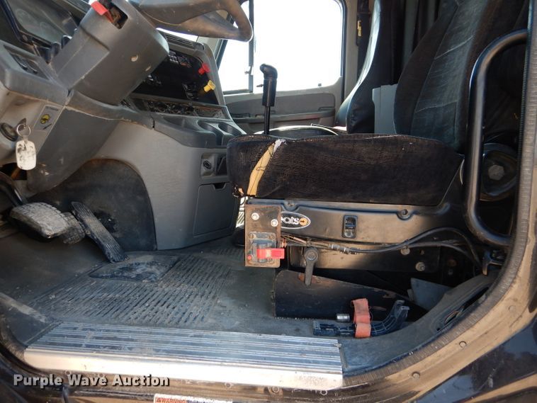 image for item HC9080 2006 Freightliner Columbia 120  semi truck