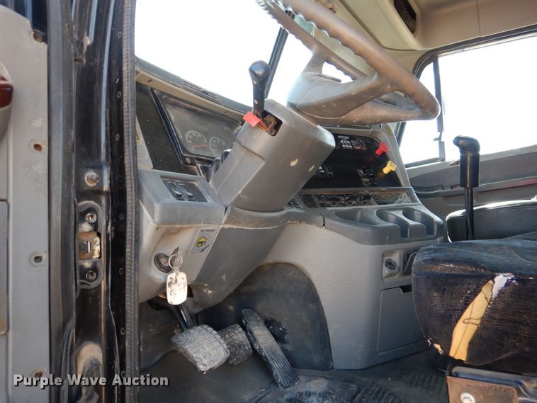 image for item HC9080 2006 Freightliner Columbia 120  semi truck