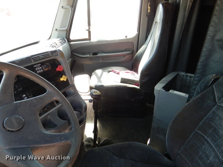 image for item HC9080 2006 Freightliner Columbia 120  semi truck