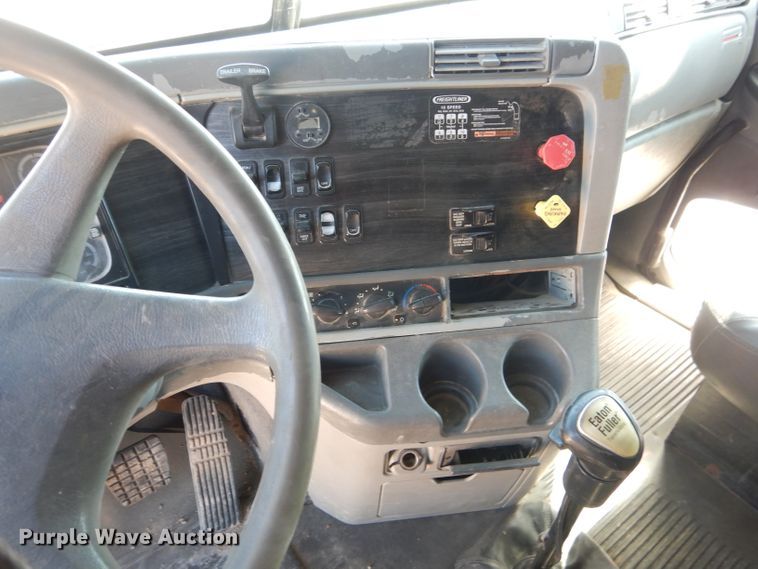 image for item HC9080 2006 Freightliner Columbia 120  semi truck