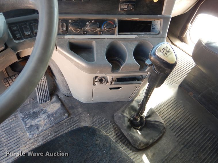 image for item HC9080 2006 Freightliner Columbia 120  semi truck