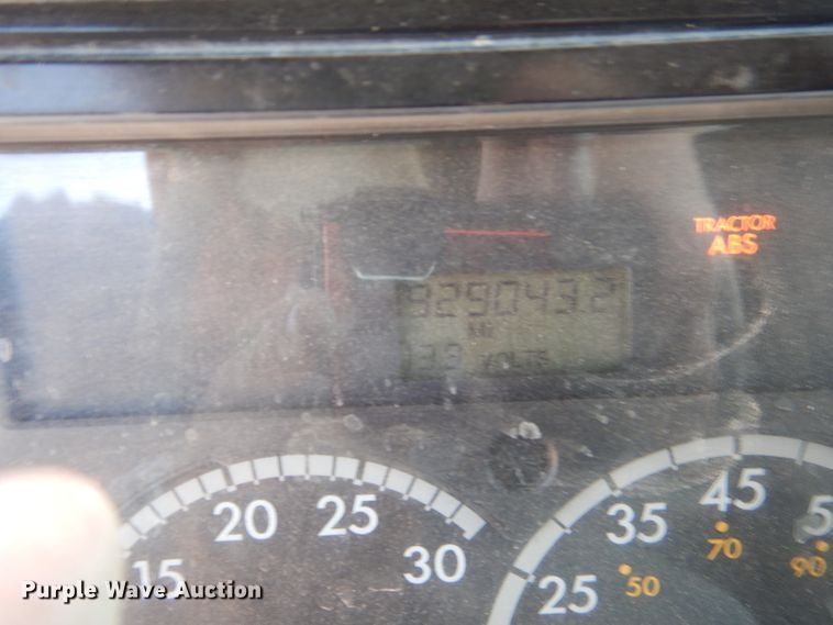 image for item HC9080 2006 Freightliner Columbia 120  semi truck