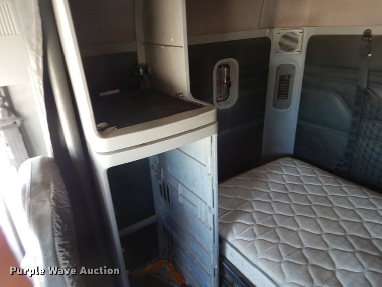 image for item HC9080 2006 Freightliner Columbia 120  semi truck