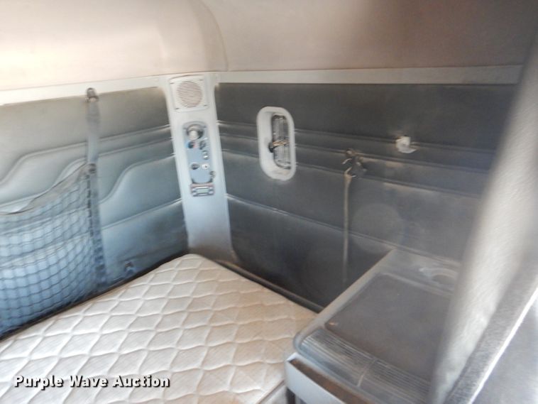 image for item HC9080 2006 Freightliner Columbia 120  semi truck