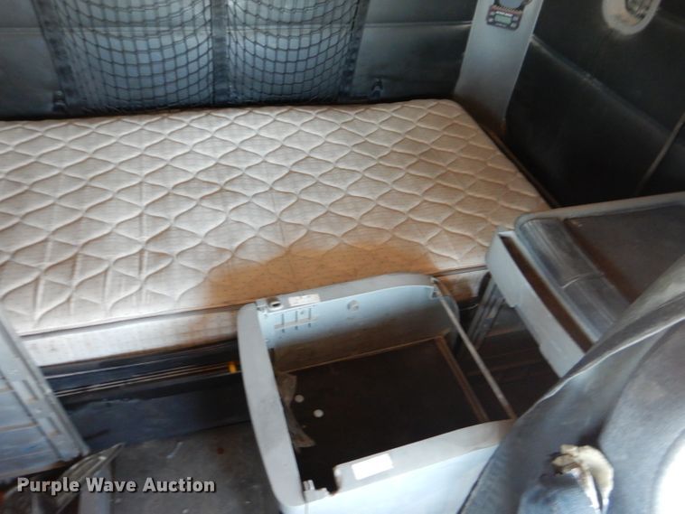 image for item HC9080 2006 Freightliner Columbia 120  semi truck