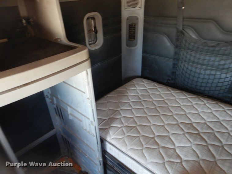 image for item HC9080 2006 Freightliner Columbia 120  semi truck