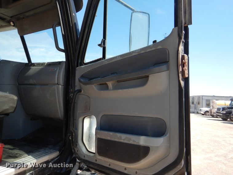 image for item HC9080 2006 Freightliner Columbia 120  semi truck