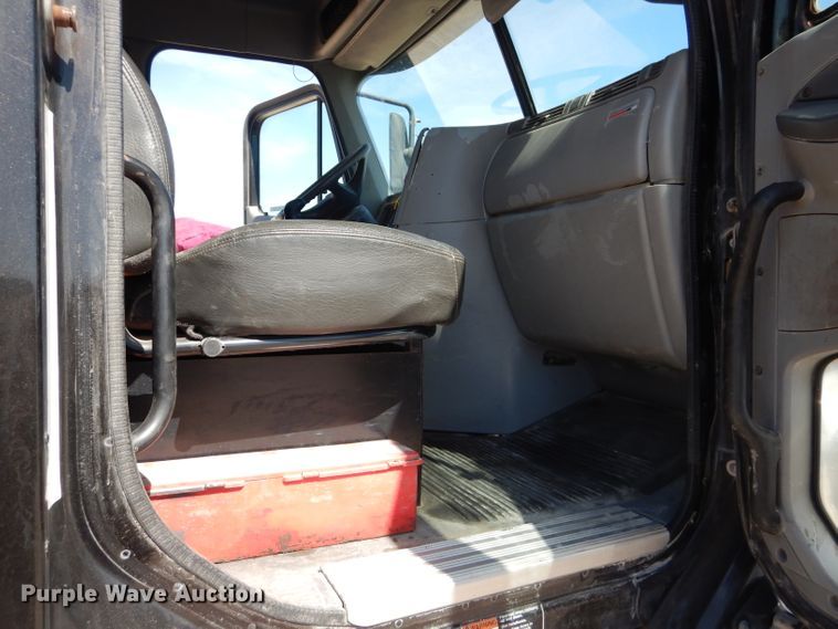 image for item HC9080 2006 Freightliner Columbia 120  semi truck