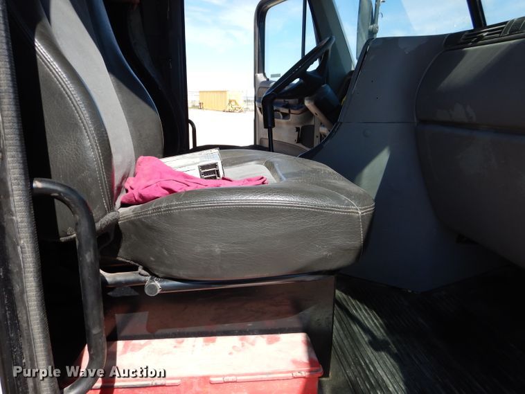 image for item HC9080 2006 Freightliner Columbia 120  semi truck