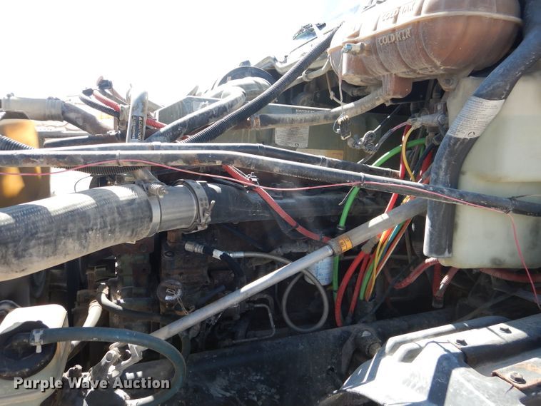 image for item HC9080 2006 Freightliner Columbia 120  semi truck