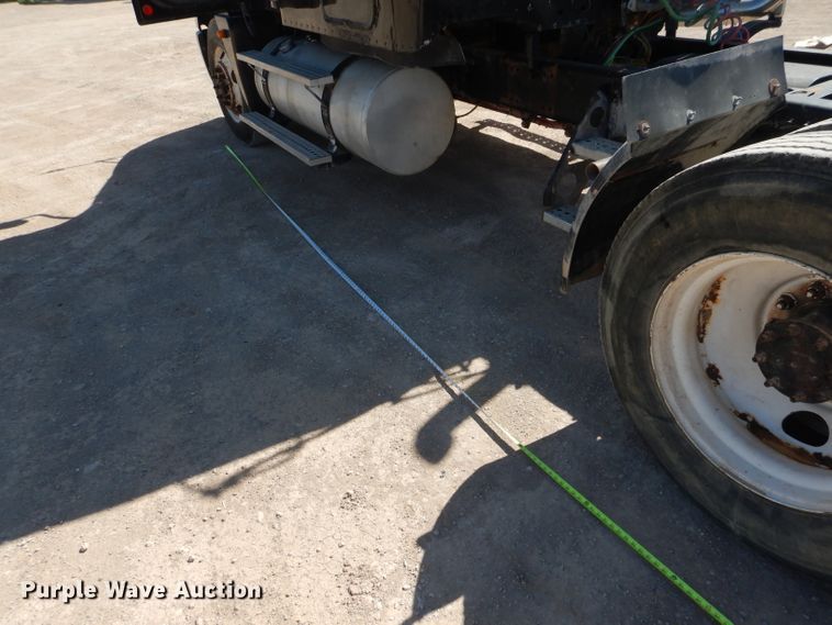 image for item HC9080 2006 Freightliner Columbia 120  semi truck