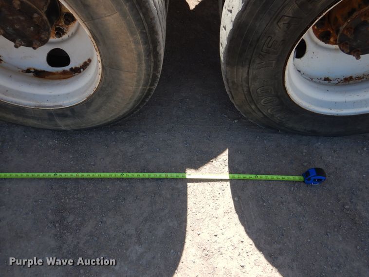 image for item HC9080 2006 Freightliner Columbia 120  semi truck