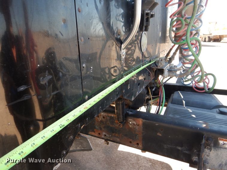 image for item HC9080 2006 Freightliner Columbia 120  semi truck