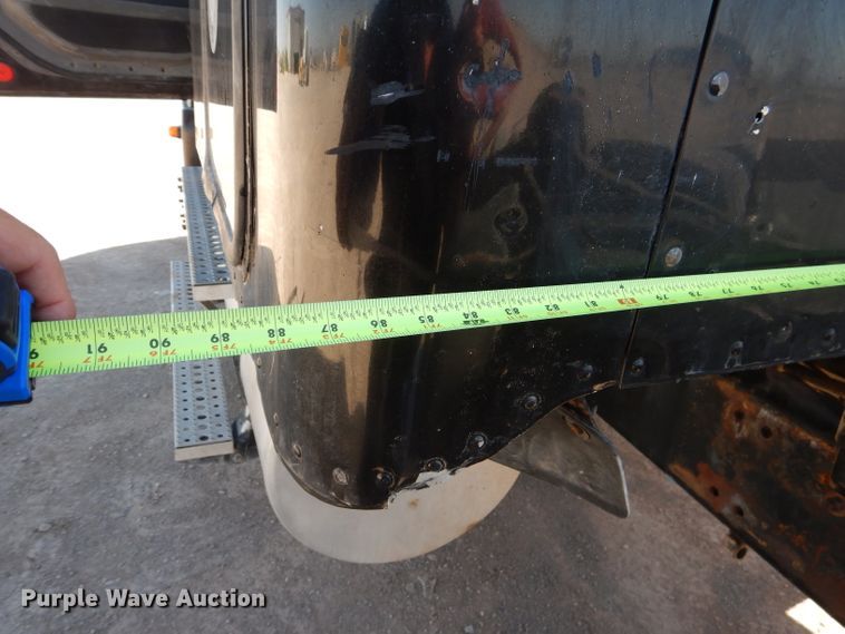 image for item HC9080 2006 Freightliner Columbia 120  semi truck