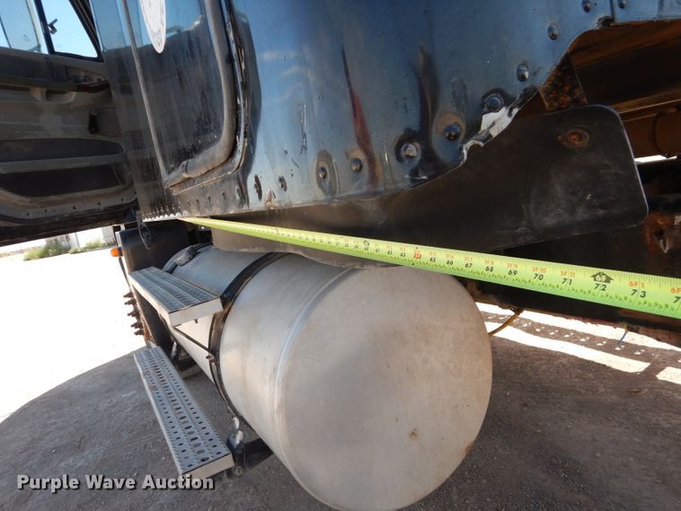 image for item HC9080 2006 Freightliner Columbia 120  semi truck