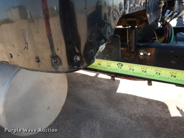 image for item HC9080 2006 Freightliner Columbia 120  semi truck