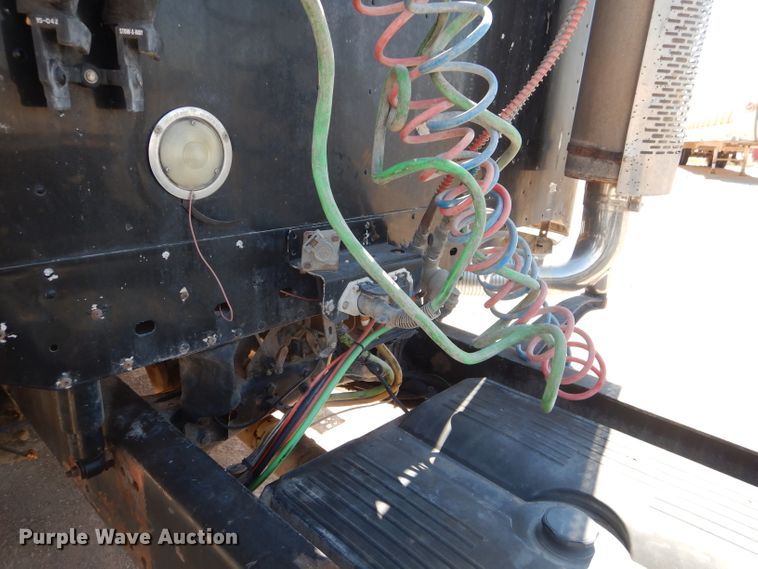 image for item HC9080 2006 Freightliner Columbia 120  semi truck