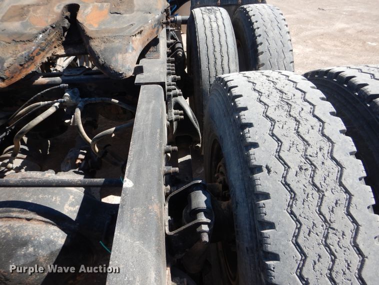 image for item HC9080 2006 Freightliner Columbia 120  semi truck