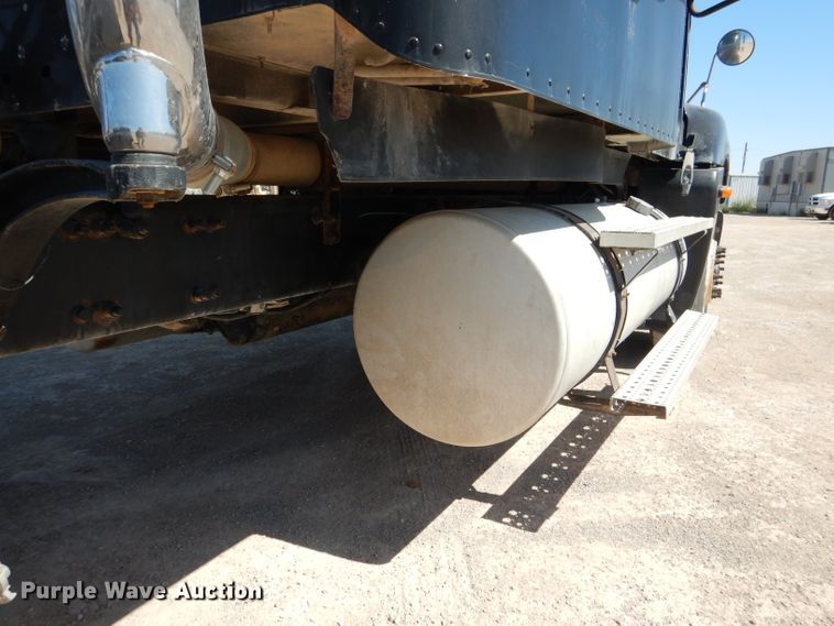 image for item HC9080 2006 Freightliner Columbia 120  semi truck