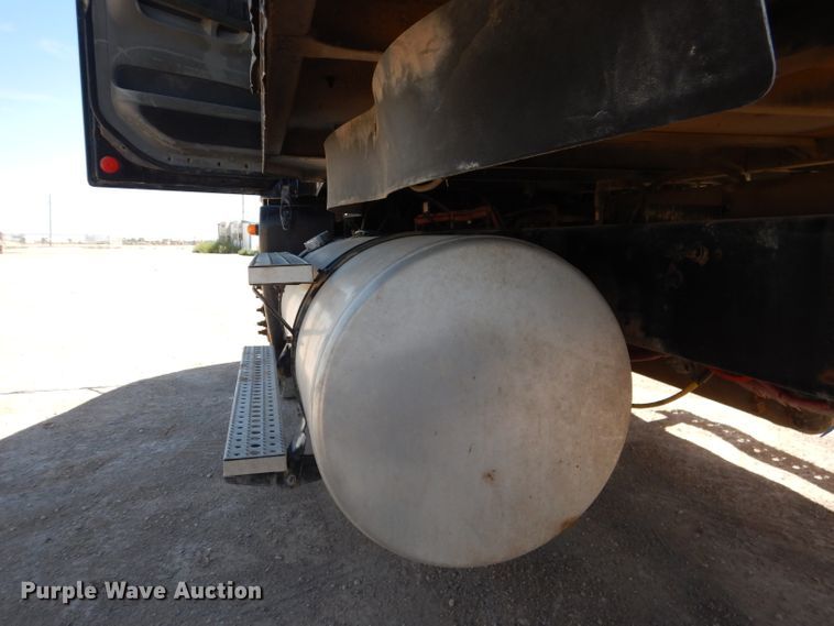 image for item HC9080 2006 Freightliner Columbia 120  semi truck