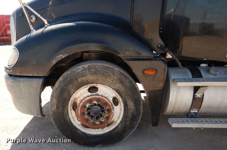 image for item HC9080 2006 Freightliner Columbia 120  semi truck