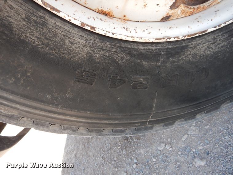 image for item HC9080 2006 Freightliner Columbia 120  semi truck