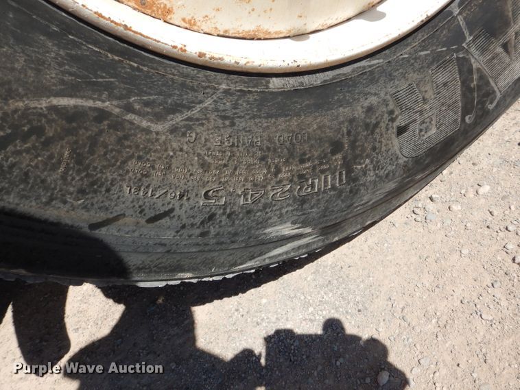 image for item HC9080 2006 Freightliner Columbia 120  semi truck