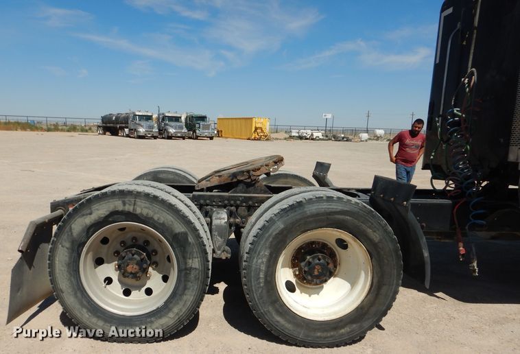 image for item HC9080 2006 Freightliner Columbia 120  semi truck