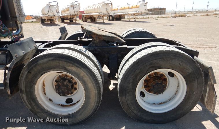 image for item HC9080 2006 Freightliner Columbia 120  semi truck