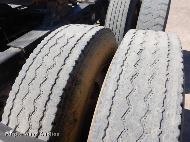 image for item HC9080 2006 Freightliner Columbia 120  semi truck