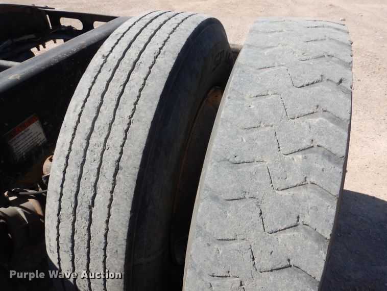 image for item HC9080 2006 Freightliner Columbia 120  semi truck