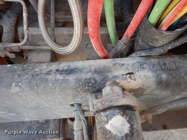 image for item HC9080 2006 Freightliner Columbia 120  semi truck