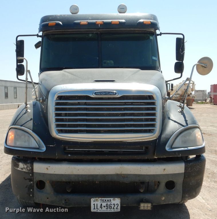 image for item HC9081 2007 Freightliner Columbia 120  semi truck
