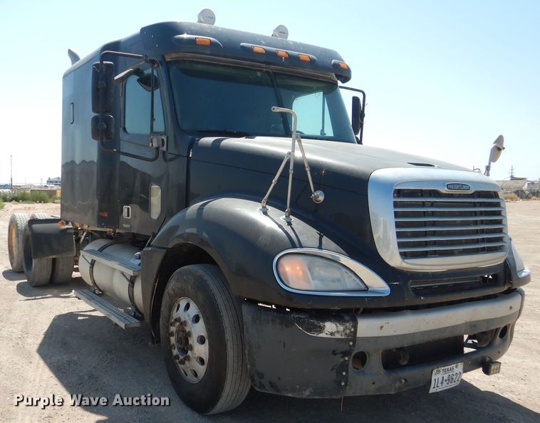 image for item HC9081 2007 Freightliner Columbia 120  semi truck