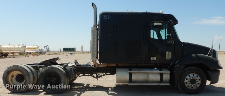 image for item HC9081 2007 Freightliner Columbia 120  semi truck
