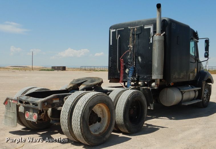 image for item HC9081 2007 Freightliner Columbia 120  semi truck