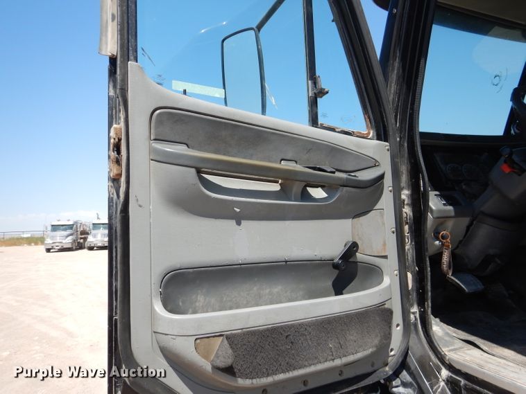 image for item HC9081 2007 Freightliner Columbia 120  semi truck