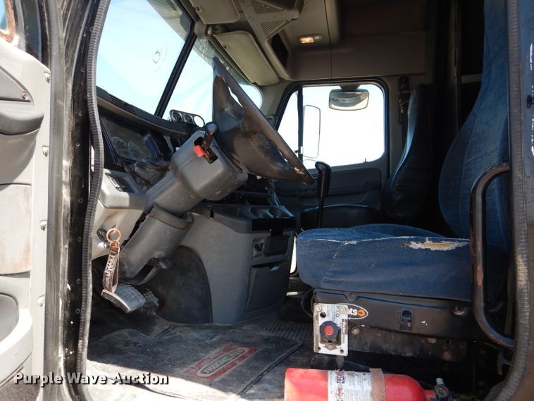 image for item HC9081 2007 Freightliner Columbia 120  semi truck