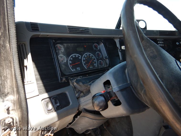 image for item HC9081 2007 Freightliner Columbia 120  semi truck