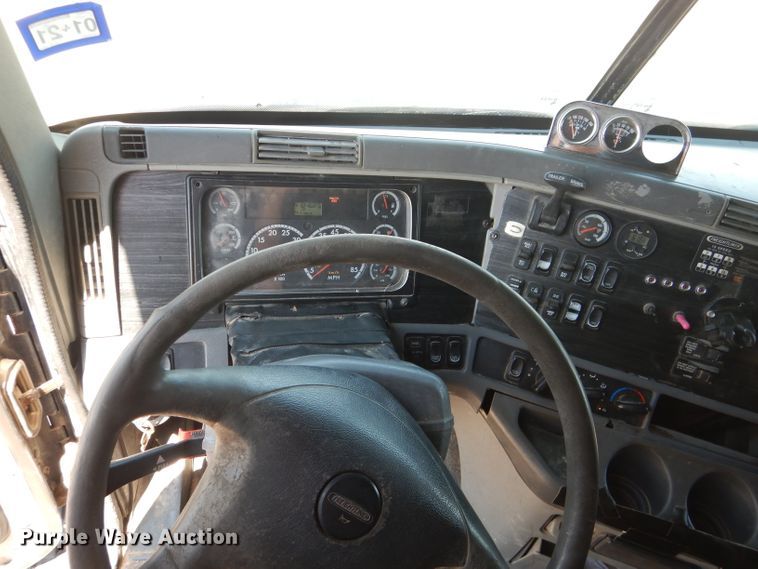 image for item HC9081 2007 Freightliner Columbia 120  semi truck