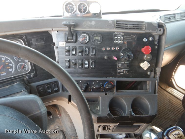 image for item HC9081 2007 Freightliner Columbia 120  semi truck