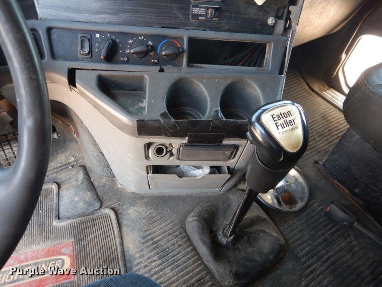 image for item HC9081 2007 Freightliner Columbia 120  semi truck