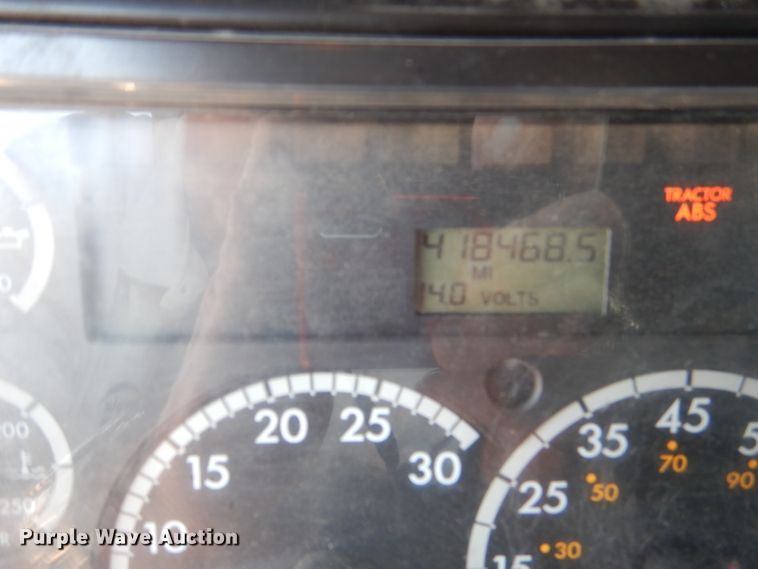 image for item HC9081 2007 Freightliner Columbia 120  semi truck