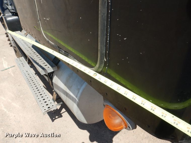 image for item HC9081 2007 Freightliner Columbia 120  semi truck